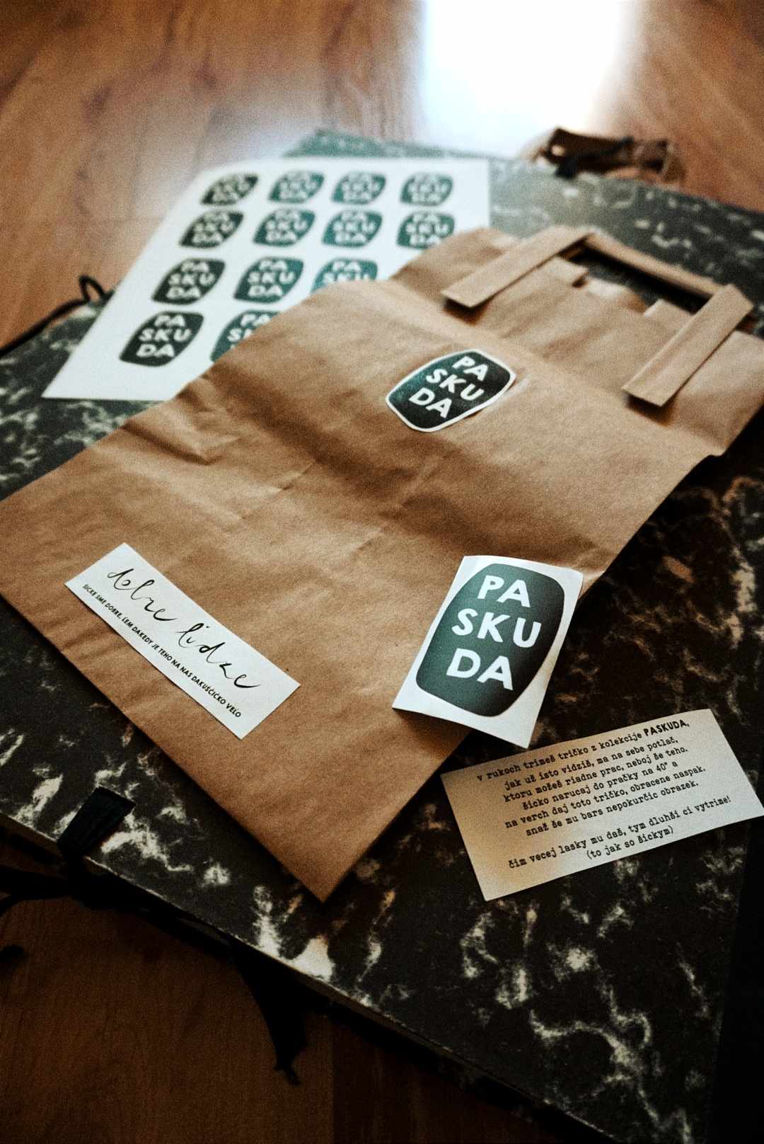 taška paskuda nálepka visačka